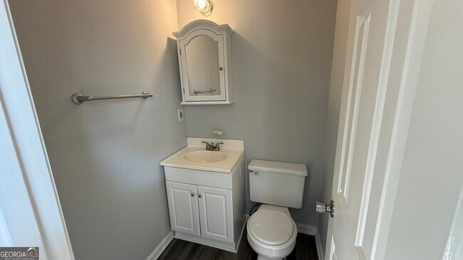 Building Photo - 110 Central Lake Dr