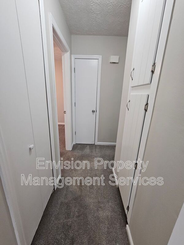 Building Photo - 8577 Pineview Ln