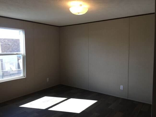 Building Photo - 2-Bedroom Home, minutes Away from the Colo...