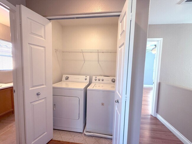 Building Photo - Great 3 bedroom home with open downstairs ...