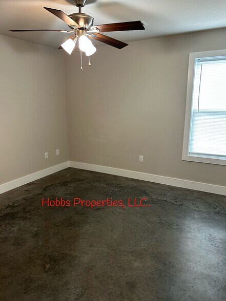 Building Photo - 14 Hidden Oak Dr