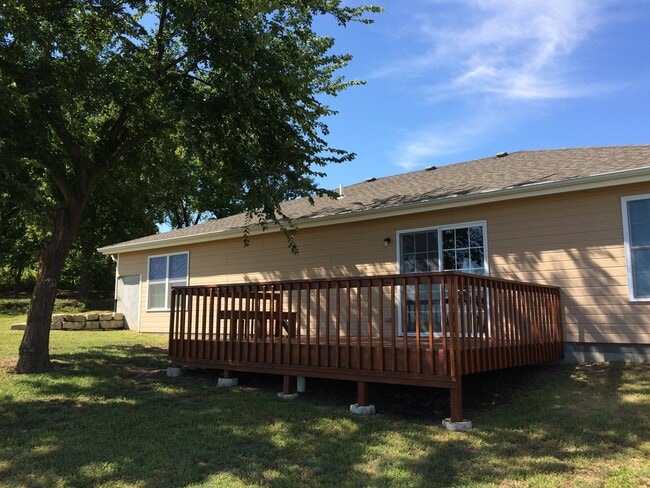 Building Photo - Outdoor Entertaining Space