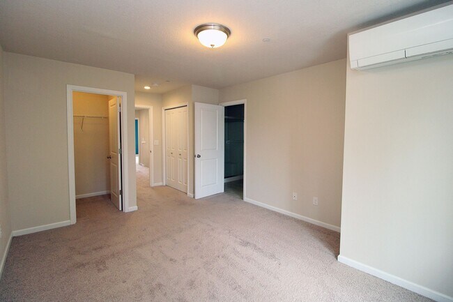 Building Photo - 3 Bedroom Luxury Townhouse in Beautiful Happy Valley
