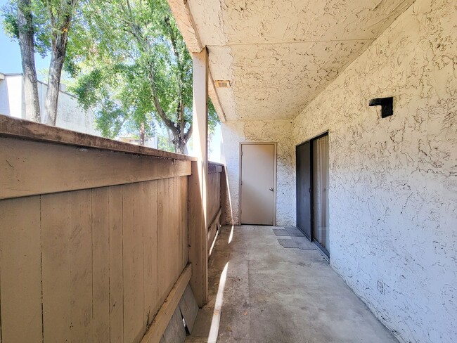 Building Photo - Two Bedroom Condo Near Med Center!