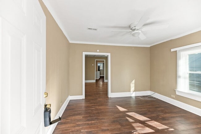 Building Photo - Charming Brick Bungalow in the Heart of North Charleston