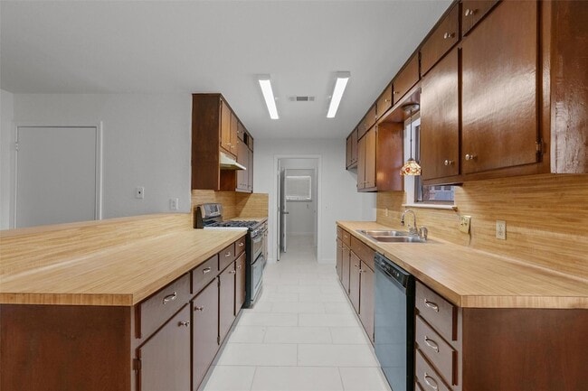 Building Photo - 209 E Rector St