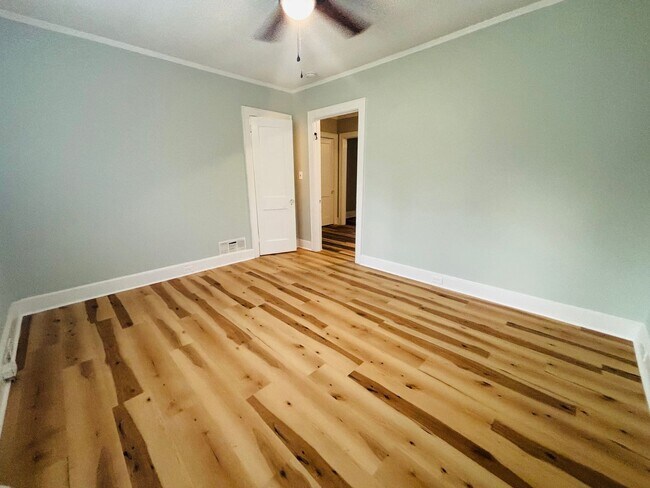 Building Photo - AVAILABLE NOW- Renovated in Rosewood!