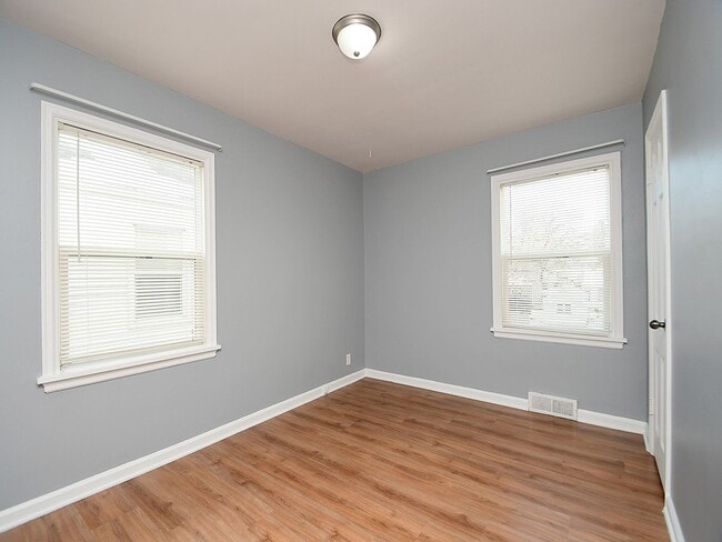 Building Photo - Cute Bungalow