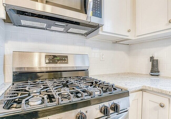 Building Photo - 3-Bed, 3-Bath in New Brunswick – Your Perfect Retreat!"