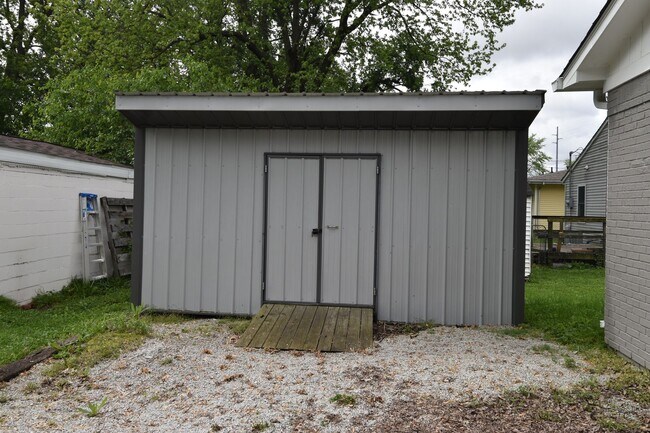 Building Photo - Sixth 931-935