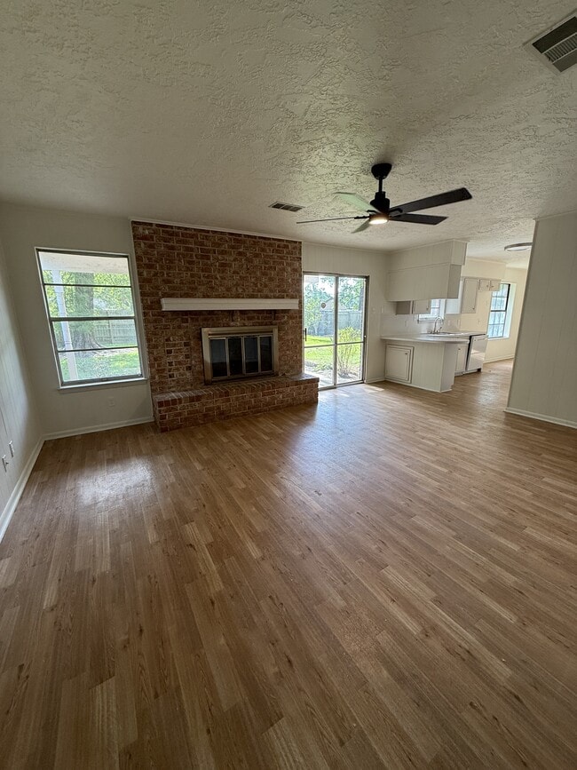 Building Photo - 880 Lockwood Dr