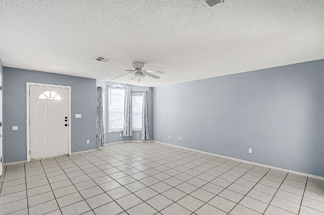 Building Photo - "Charming 3-Bedroom Home in El Paso with Spacious Living Areas – 1251 Sq Ft of Comfort!"