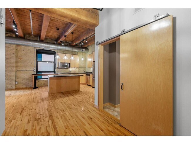 Building Photo - 607 Washington Ave S