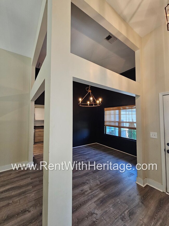 Building Photo - Amazing 4 Bedroom/ 3 Bath Home / Attention...