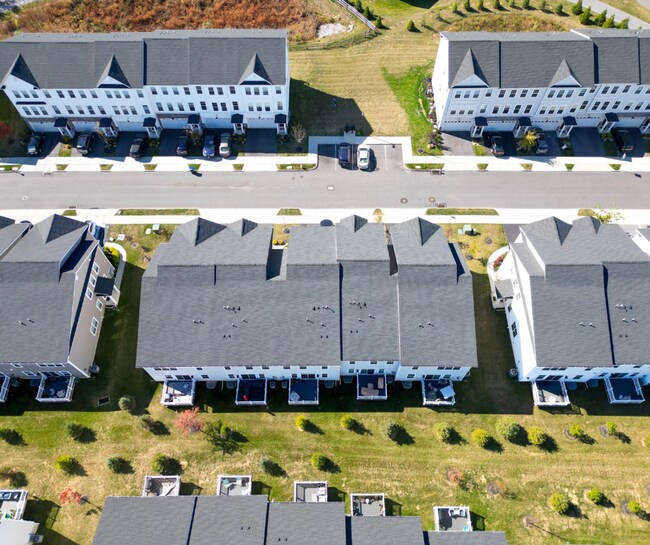 Building Photo - Luxury 3B/3.5B Townhome with Finished Base...