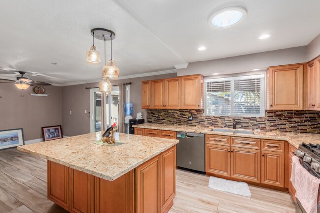 Building Photo - 3232 E Poinsettia Dr