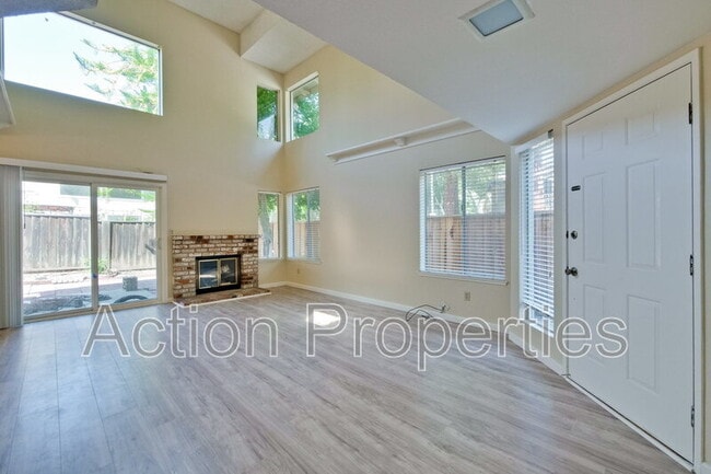 Building Photo - 1999 Garden Bing Cir