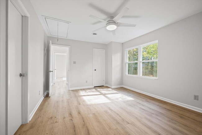 Building Photo - Beautifully updated and freshly painted 3-...