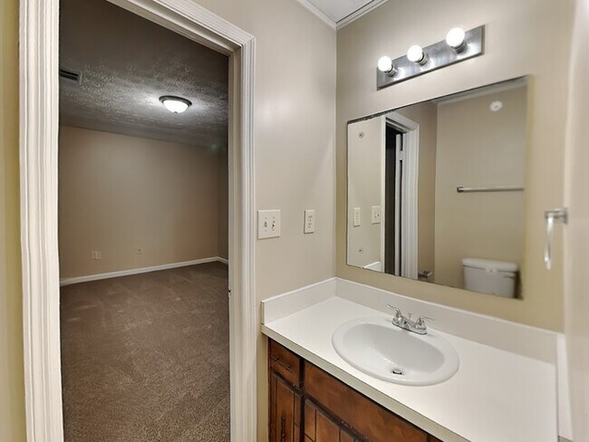 Building Photo - Move-in Ready, 3 Bedroom Home!
