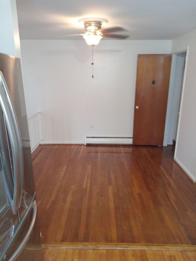 Building Photo - 3BR 1.5 bath twin in LANSDALE!