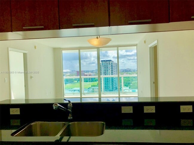 Building Photo - 1800 N Bayshore Dr