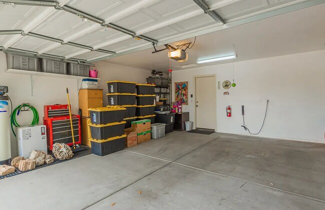 Building Photo - 353 W Love Rd