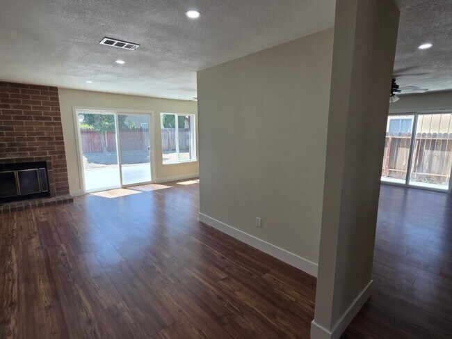 Building Photo - 616 Placer Ln