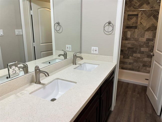Building Photo - 304 S Shadowbend Dr