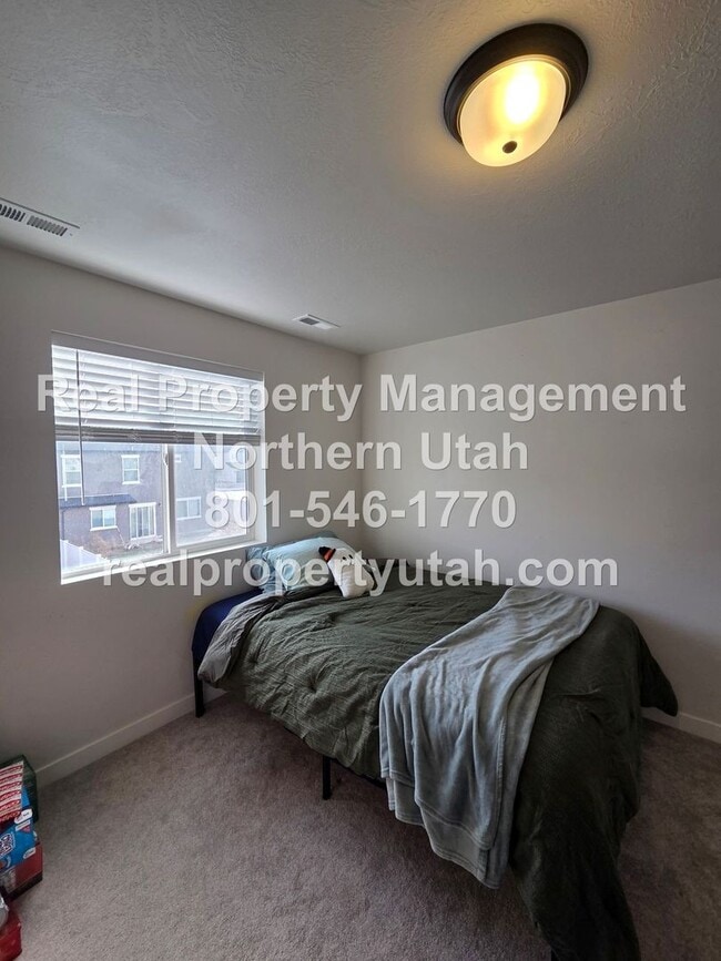 Building Photo - Stunning 4 Bedroom 2.5 Bath Home in Syracuse