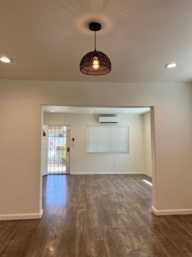 Building Photo - 711 Maltman Ave