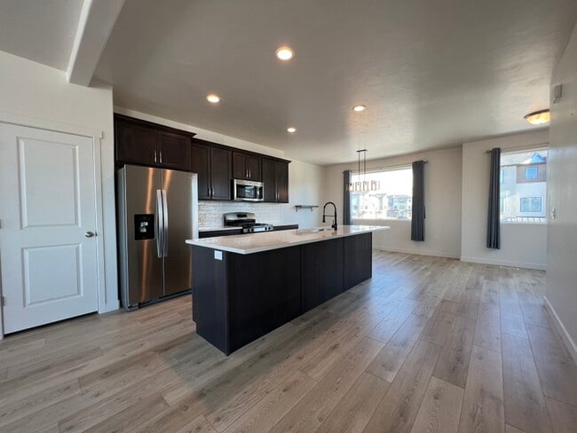 Building Photo - 418 Willow Leaf Rd