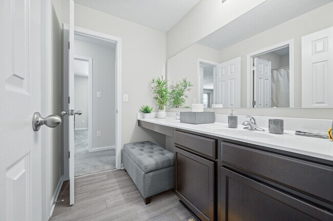 Building Photo - 4007 Woodview Dr