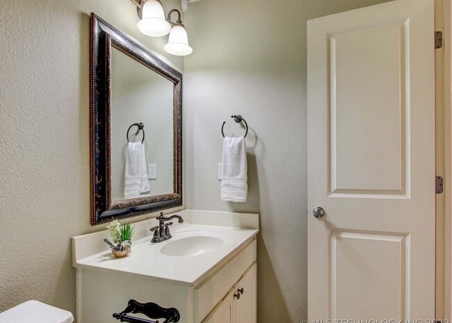 Building Photo - 12414 S Cedar Ave