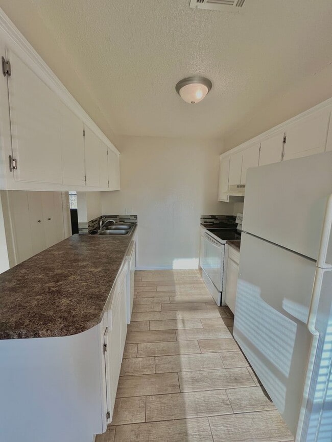 Building Photo - 1008 Acacia Cir