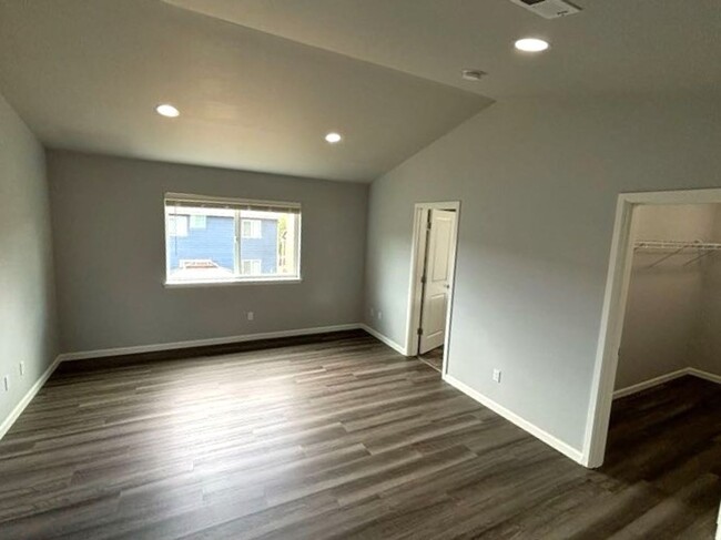 Building Photo - 4 bedroom 2.5 bathroom home in the heart o...