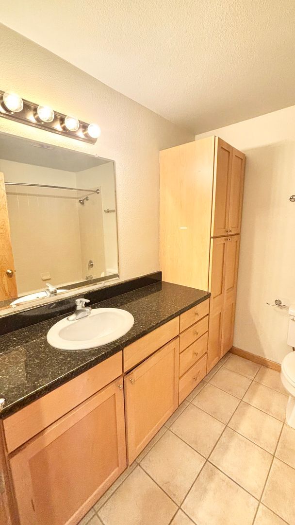 Building Photo - Spacious 2BR/2BA Condo – 1,086 SF + Parking + River Views | NW Portland