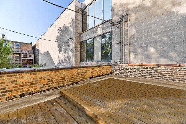 Building Photo - 916 N Ashland Ave