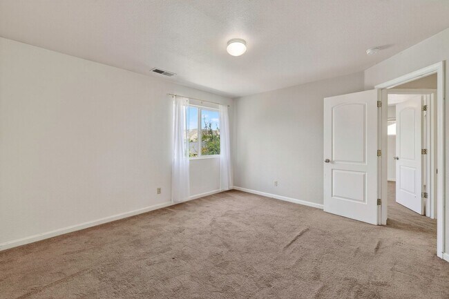 Building Photo - 5 Bedroom Home Close to UNR!