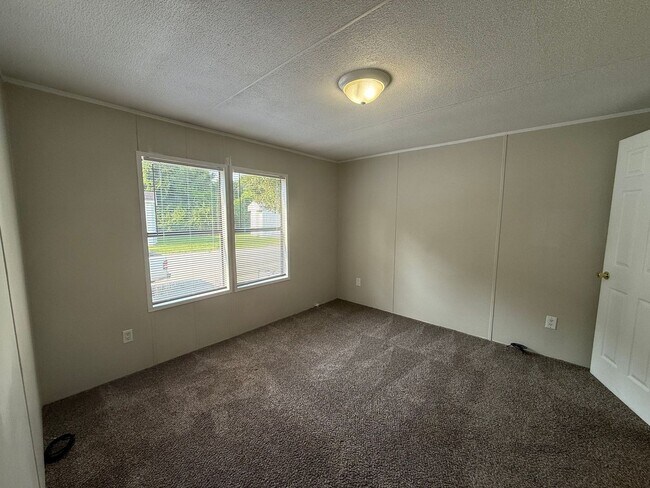 Building Photo - 3 bedroom, 2 bath Mobile Home