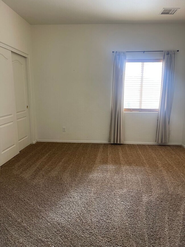 Building Photo - Occupied Do not disturb Tenant - 2 Bedroom...
