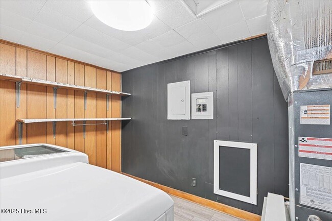 Building Photo - 825 N Saylor St