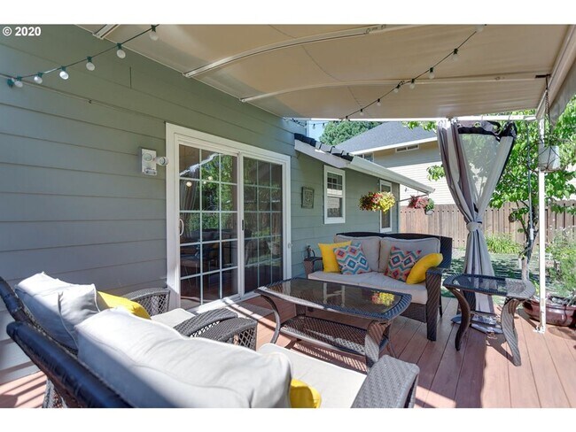 Building Photo - LAKE OSWEGO/LAKE GROVE LARGE UPDATED HOME ...