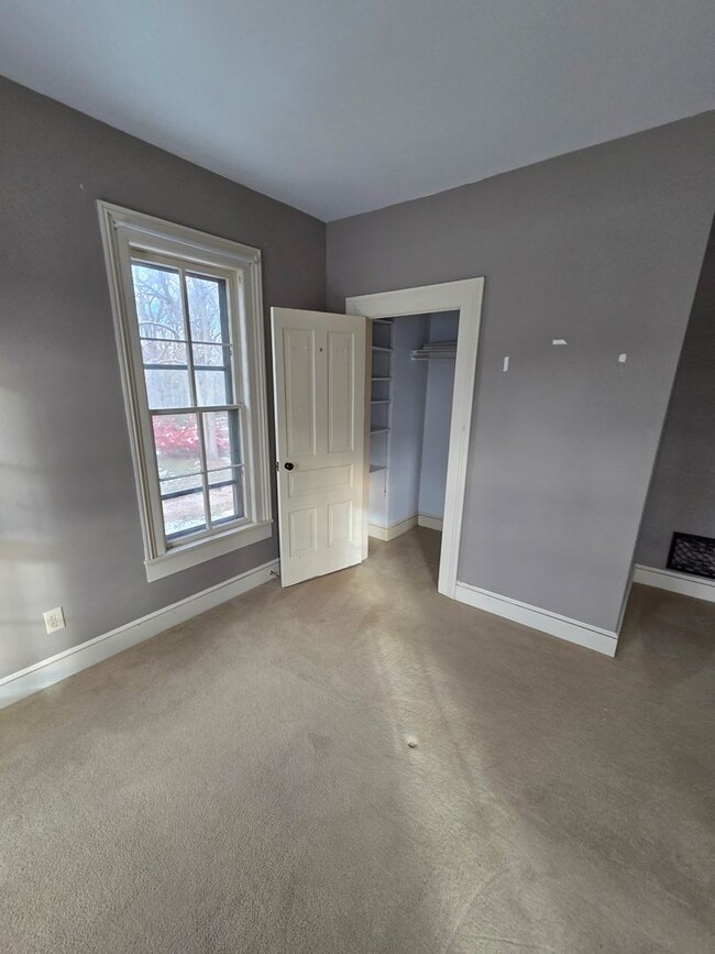 Building Photo - 4 Bed 2 Bath