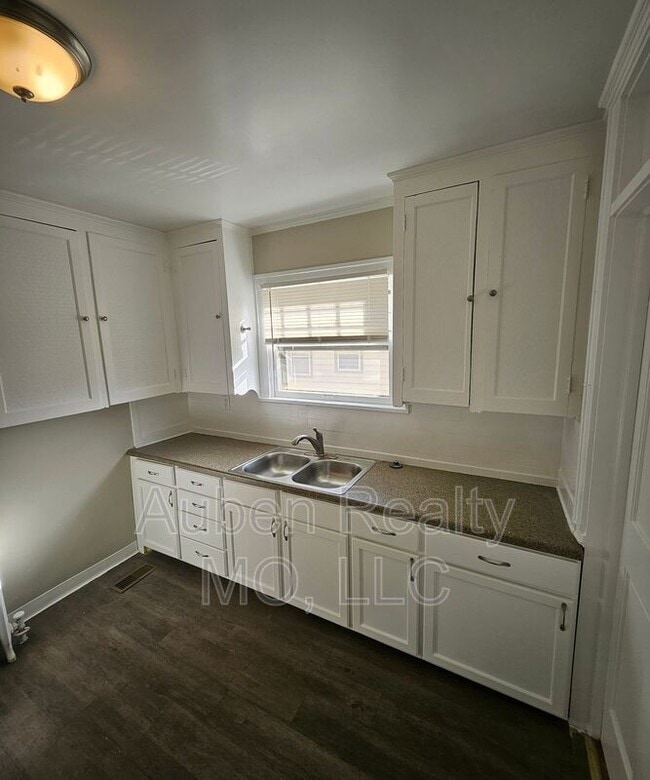 Building Photo - 5436 Harrison St