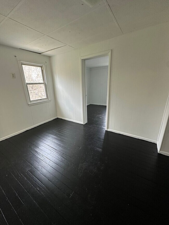 Building Photo - Three Bedroom Single Family House