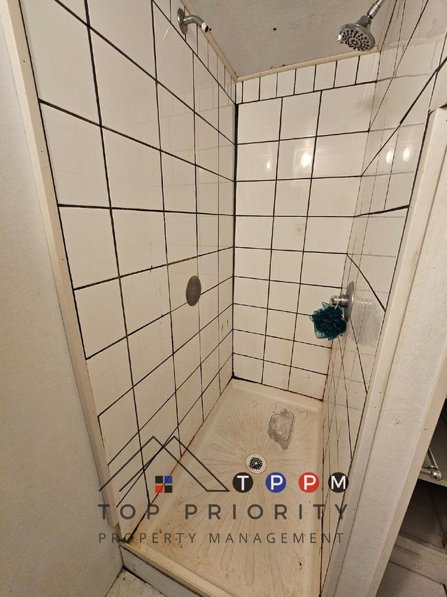 Building Photo - 1 Bedroom | 1 Bathroom Lower Level Apartme...