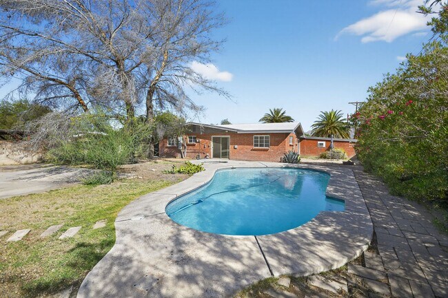 Building Photo - 2272 E Blacklidge Dr
