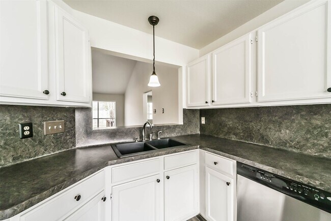 Building Photo - 2511 Pine Cone Dr