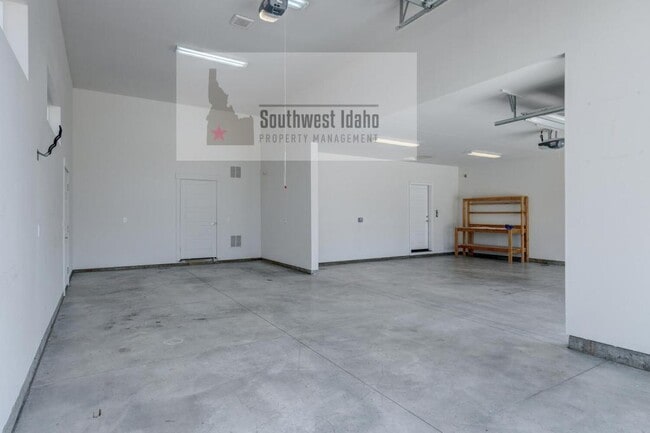 Building Photo - 476 W Buroak Dr