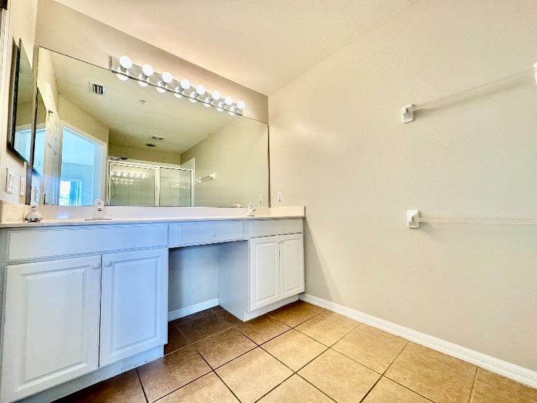 Building Photo - 996 Hampton Cir